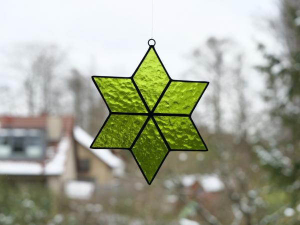 Glass star 12cm springgreen
